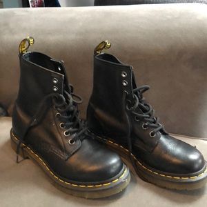 Dr Martens black womens size 5 boots.